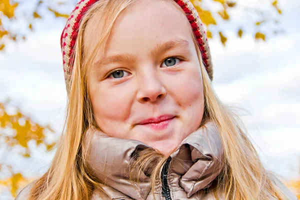 Nettes Mädchen im Herbst — Stockfoto