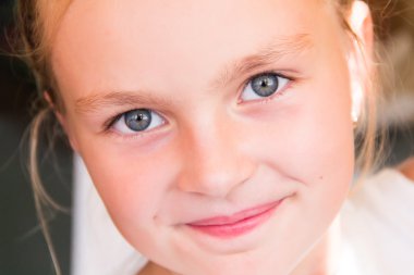 büyük mavi gözlü sevimli kız