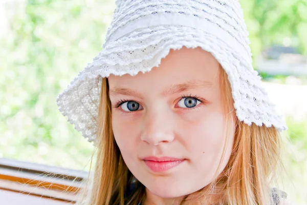 Menina bonito com grandes olhos azuis — Fotografia de Stock