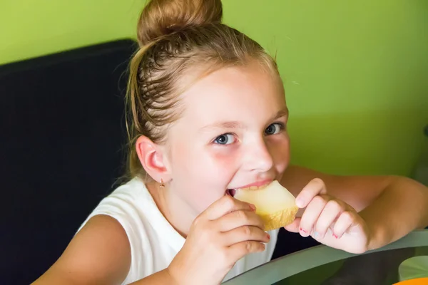 Sevimli kız kavun yemek — Stok fotoğraf