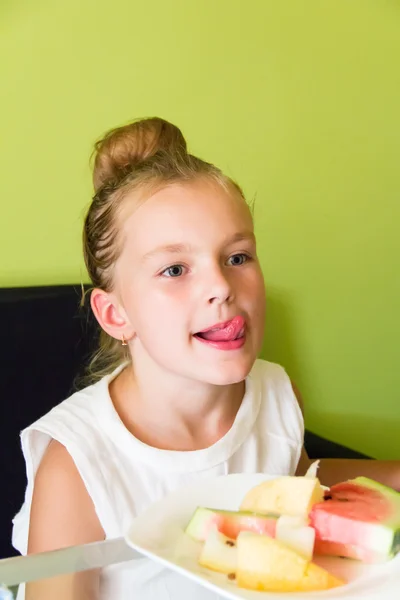 Sevimli kız karpuz ve kavun yemek — Stok fotoğraf