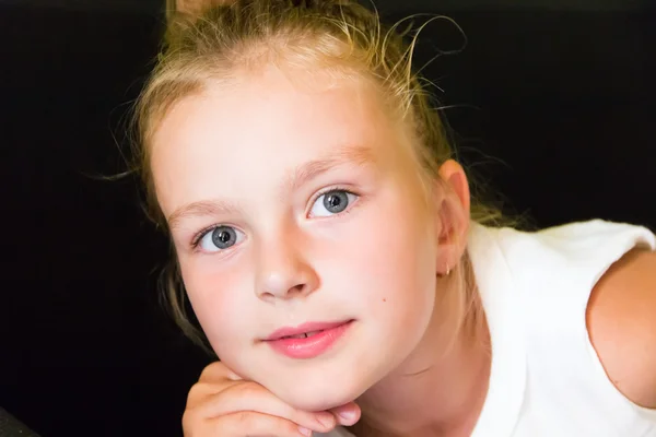 Menina bonito com grandes olhos azuis — Fotografia de Stock