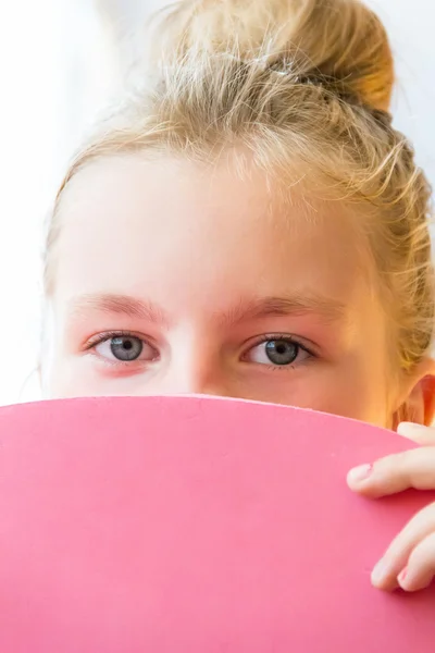 Leuk meisje met grote blauwe ogen — Stockfoto