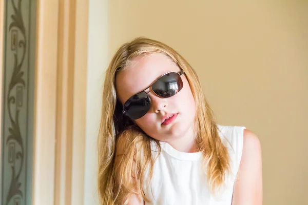 Söt tjej i solglasögon — Stockfoto