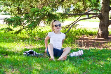 sevimli kız paten üzerinde koymak