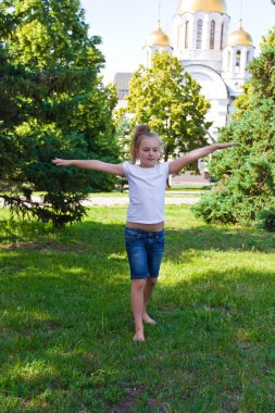 sevimli kız tek ayak üstünde Zıplama