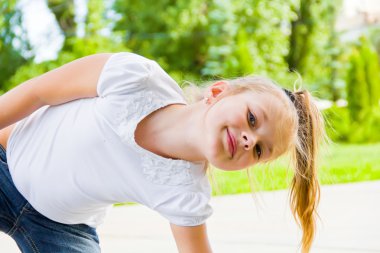 sevimli gülümseyen kız