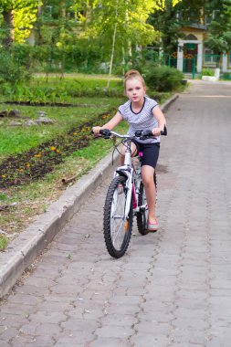 sevimli kız yaz aylarında bisiklet sürüş