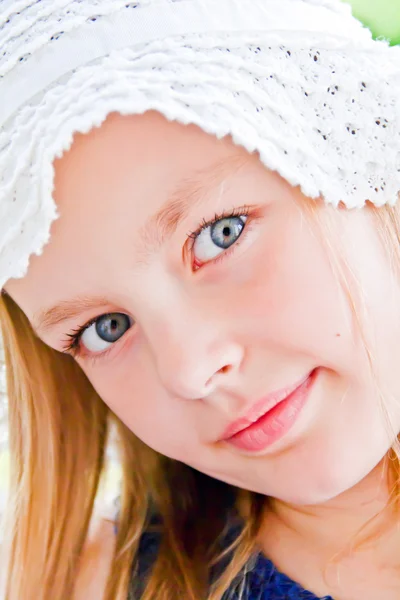 Linda chica con grandes ojos azules — Foto de Stock