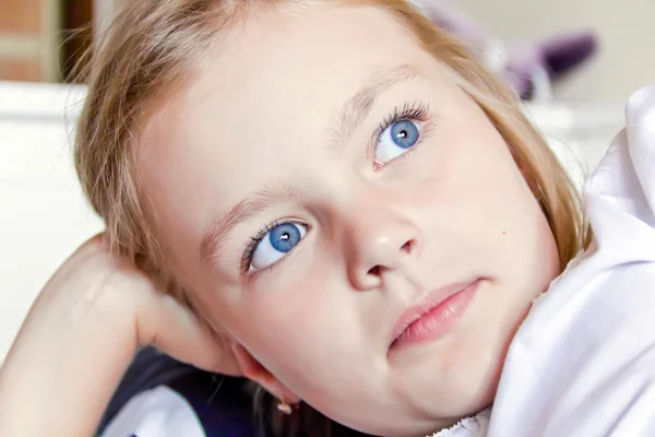 Fille mignonne avec de grands yeux bleus — Photo