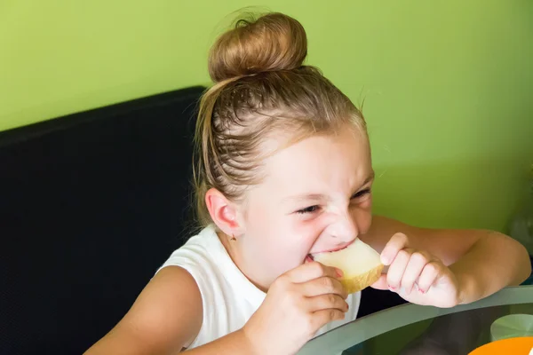 Leuk meisje eten meloen — Stockfoto