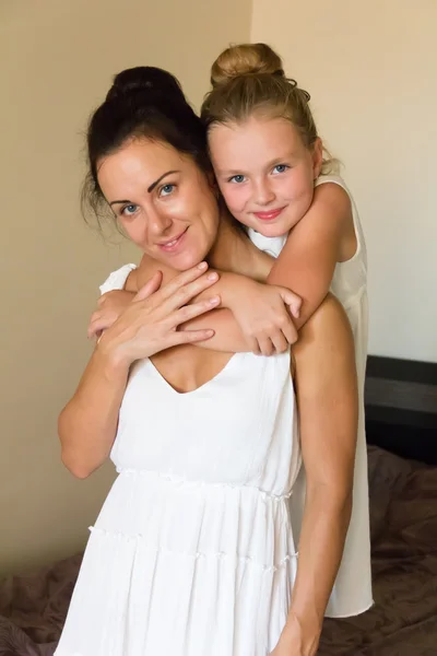 Mor och dotter i vitt — Stockfoto