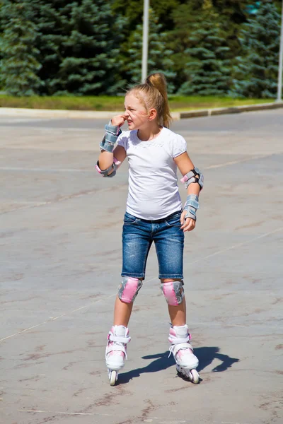 Linda chica en patines en verano —  Fotos de Stock