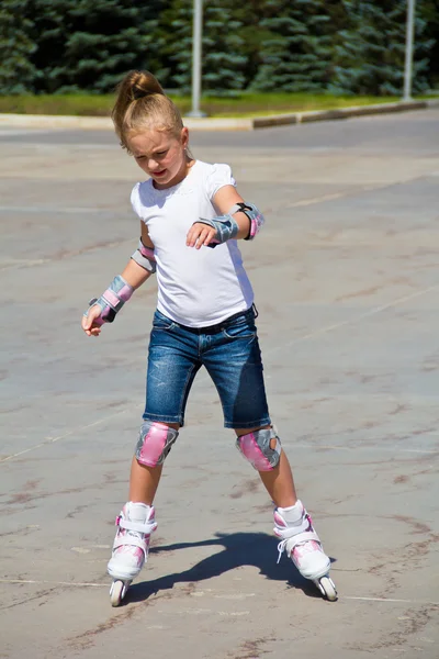 Imparare ragazza su pattini a rotelle — Foto Stock
