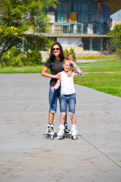 学习母亲和女儿滚轴溜冰鞋 — 图库照片