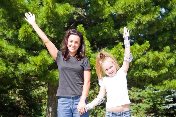 Mutter und Tochter im Sommer — Stockfoto