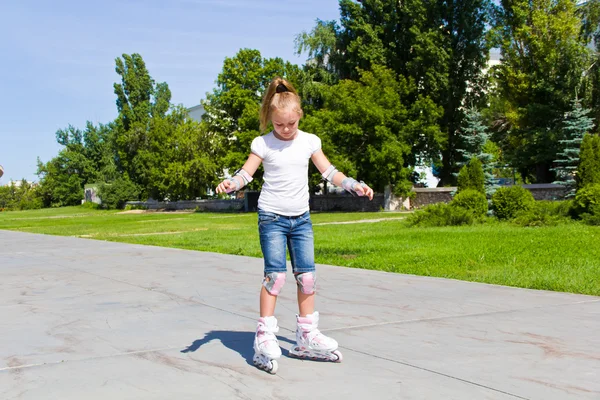 Learning girl on roller skates — Stock Photo, Image