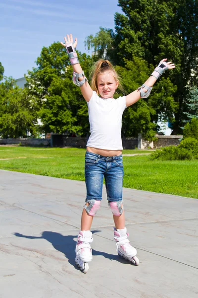 Apprendre fille sur patins à roulettes — Photo