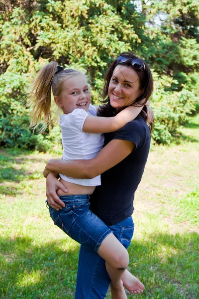 Mutter und Tochter spielen im Sommer — Stockfoto