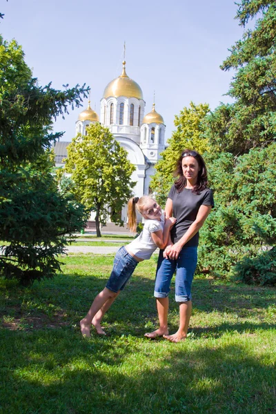Madre e figlia che giocano in estate — Foto Stock