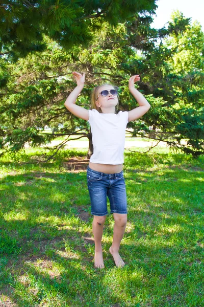 Bailarina en gafas de sol con dolor de rodilla —  Fotos de Stock