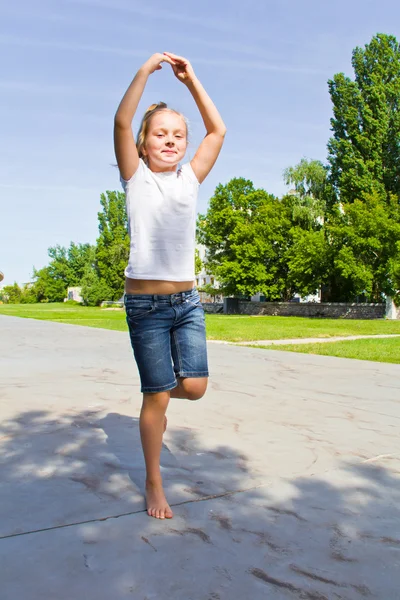 Ragazza carina saltando su una gamba — Foto Stock