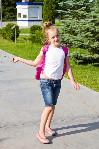 Fille mignonne aller à l'école — Photo