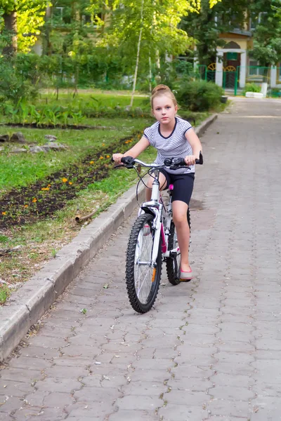 sevimli kız yaz aylarında bisiklet sürüş