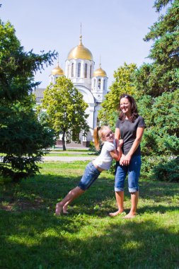 Anne ve kızı yaz aylarında oynarken