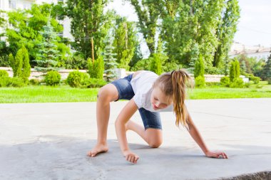 Sevimli kız tebeşir asfaltta çizer.