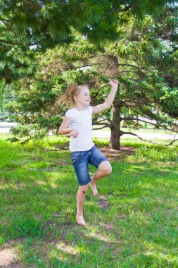 Boğaz diz ile dans eden kız