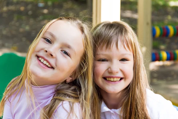 Mignon deux filles souriantes — Photo