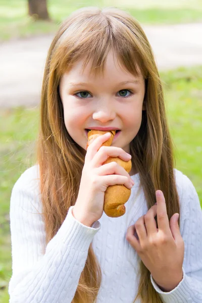 Manger fille mignonne — Photo