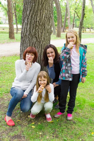 Människor äter — Stockfoto