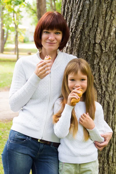 Mor og datter spiser – stockfoto