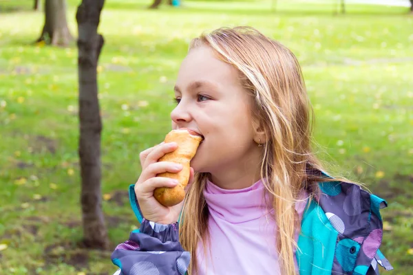 Eating cute girl — Stock Photo, Image