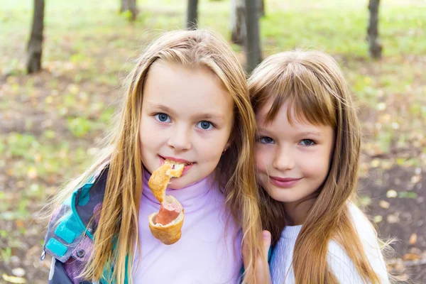 Niedlich zwei essen Mädchen — Stockfoto
