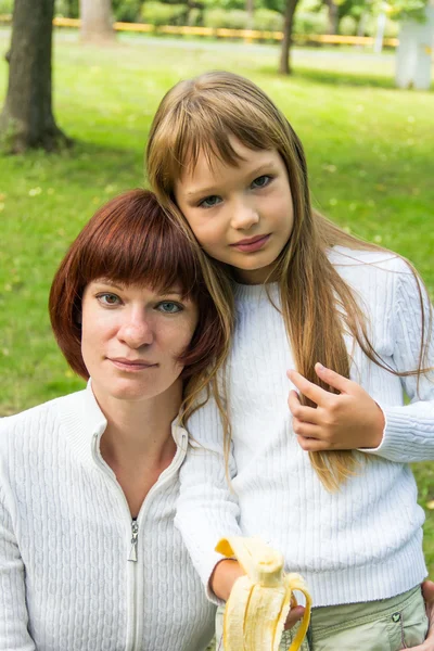 Mother and daughter eating banana — Stock Photo, Image