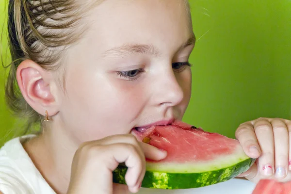 Słodkie dziewczyna jedzenie arbuz — Zdjęcie stockowe