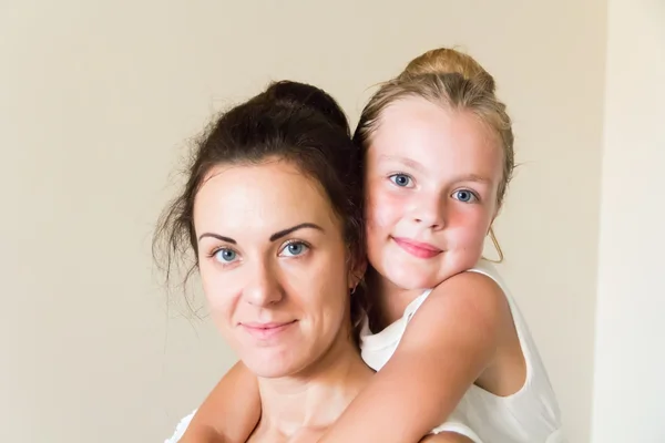 Mor och dotter i vitt — Stockfoto