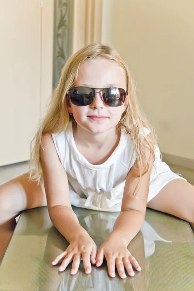 可爱的小女孩玩太阳镜 — 图库照片
