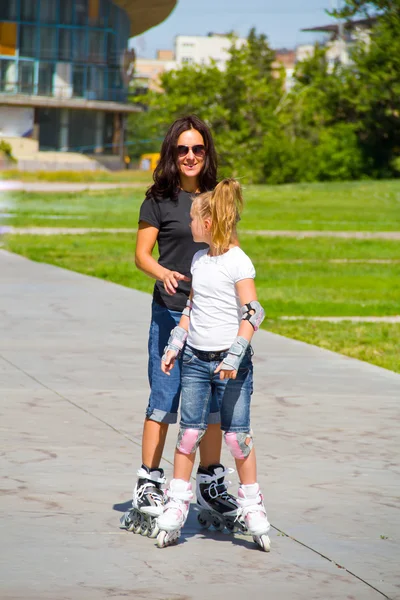 Moeder en dochter op rolschaatsen leren — Stockfoto