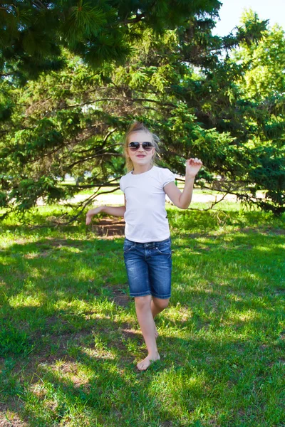 Cute dancing girl in sunglasses — Stock Photo, Image