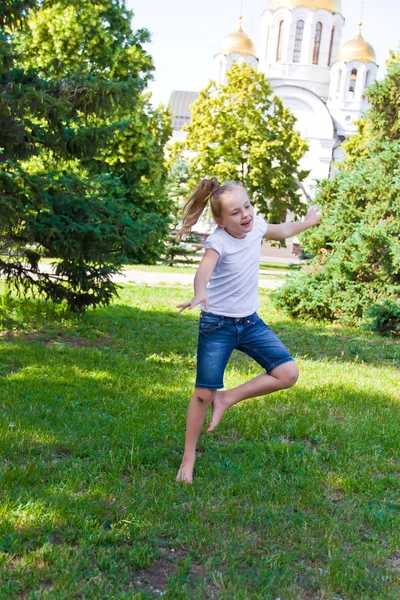 Leuk meisje springen op een been — Stockfoto