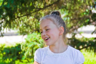 sevimli gülümseyen kız