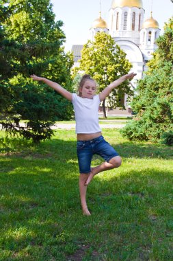 sevimli kız tek ayak üstünde Zıplama