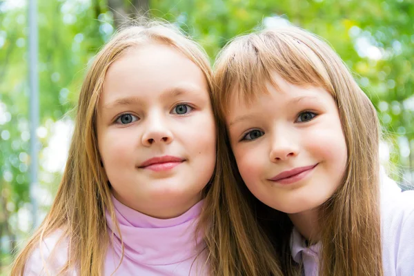 Zwei süße Mädchen — Stockfoto