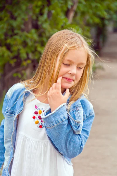 Mignonne fille en été — Photo