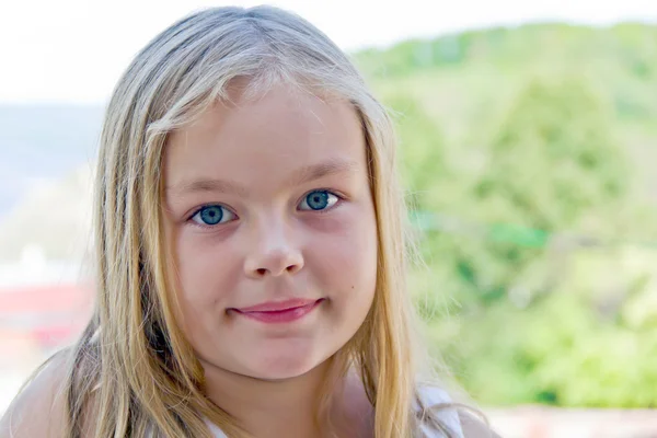 Menina bonito com grandes olhos azuis — Fotografia de Stock