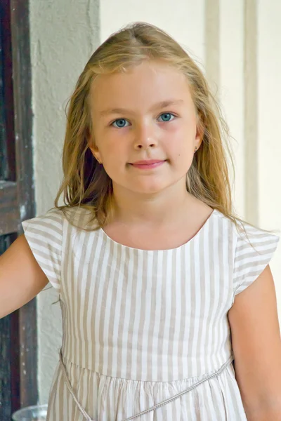 Menina bonito com grandes olhos azuis — Fotografia de Stock